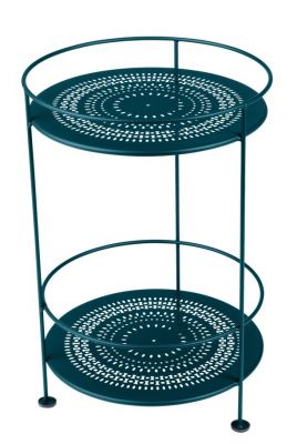Blauer Fermob Guinguette Beistelltisch für den Garten, mit zwei runden Ablageflächen aus Metall.